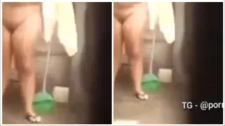 ကိုယ်လုံးတီးရေချိုးနေတဲ့ အန်တီကြီး – A Woman Shower Nude Body