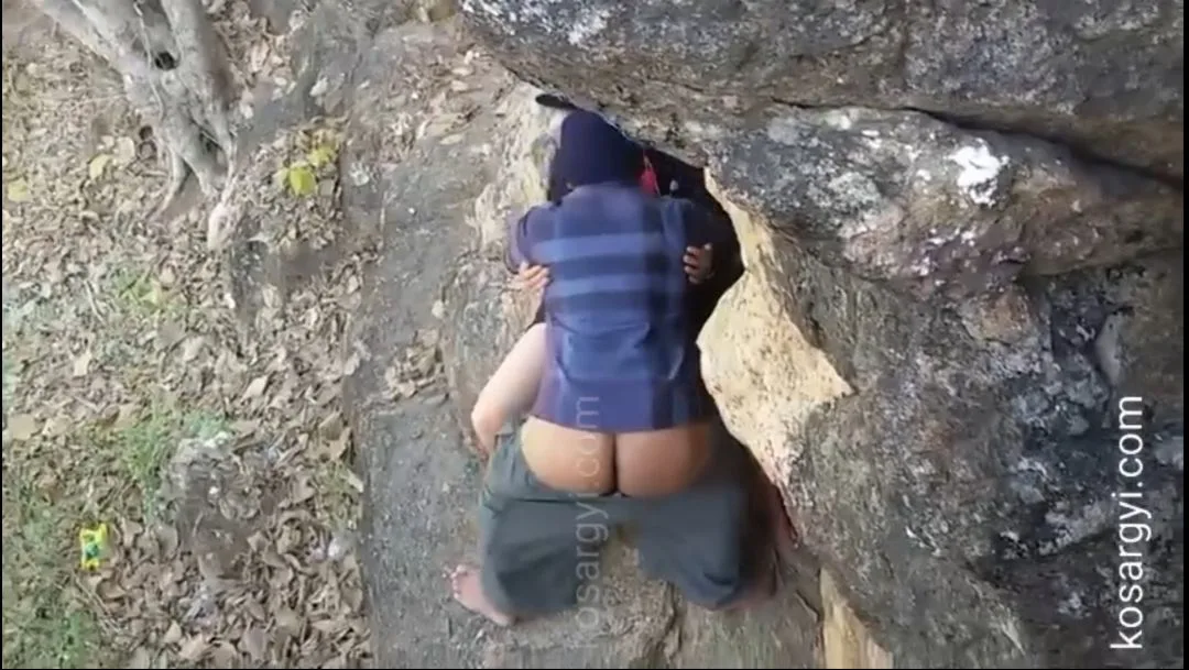 ခိုးစားနေတဲ့ မြန်မာအတွဲ – Myanmar Couple Having Outdoor Sex