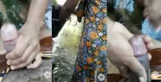 ချောင်းထဲမှာ ရေချိုးရင်း ထုပေးစုပ်ပေးတဲ့ အန်တီကြီး