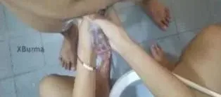 လီးကိုရေဆေးပြီးတော့ ကုန်းအလိုးခံ ဘဲက နောက်ပေါက်ကိုပဲကြိတ်တာ